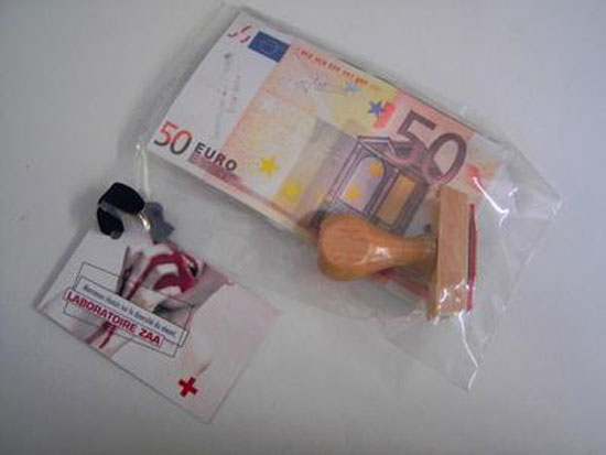 Fanny Baxter, Laboratoire Zaa — billet de banque et tampon. Photographie du dossier de presse.