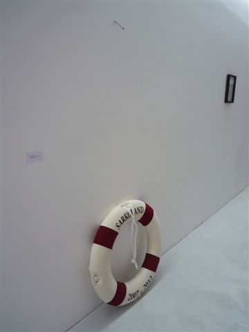 Swimming Sarko, Fanny Baxter, La GAD Marseille, 2010 — Sarkoland, détail et présentation de l’œuvre.
