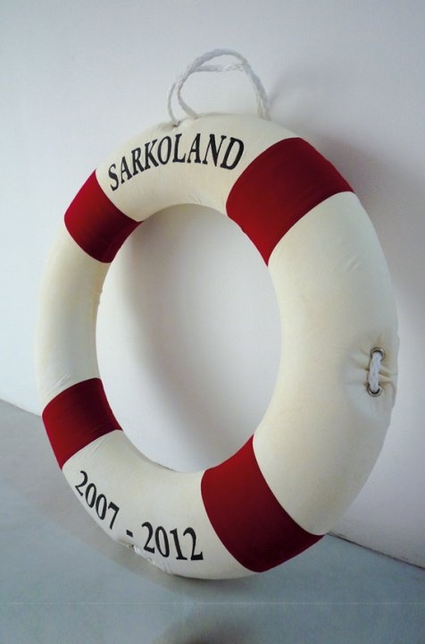 Fanny Baxter, Sarkoland — vue oblique
