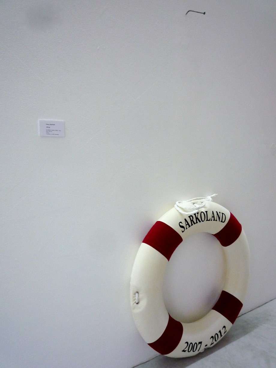Vue de l’exposition Swimming Sarko