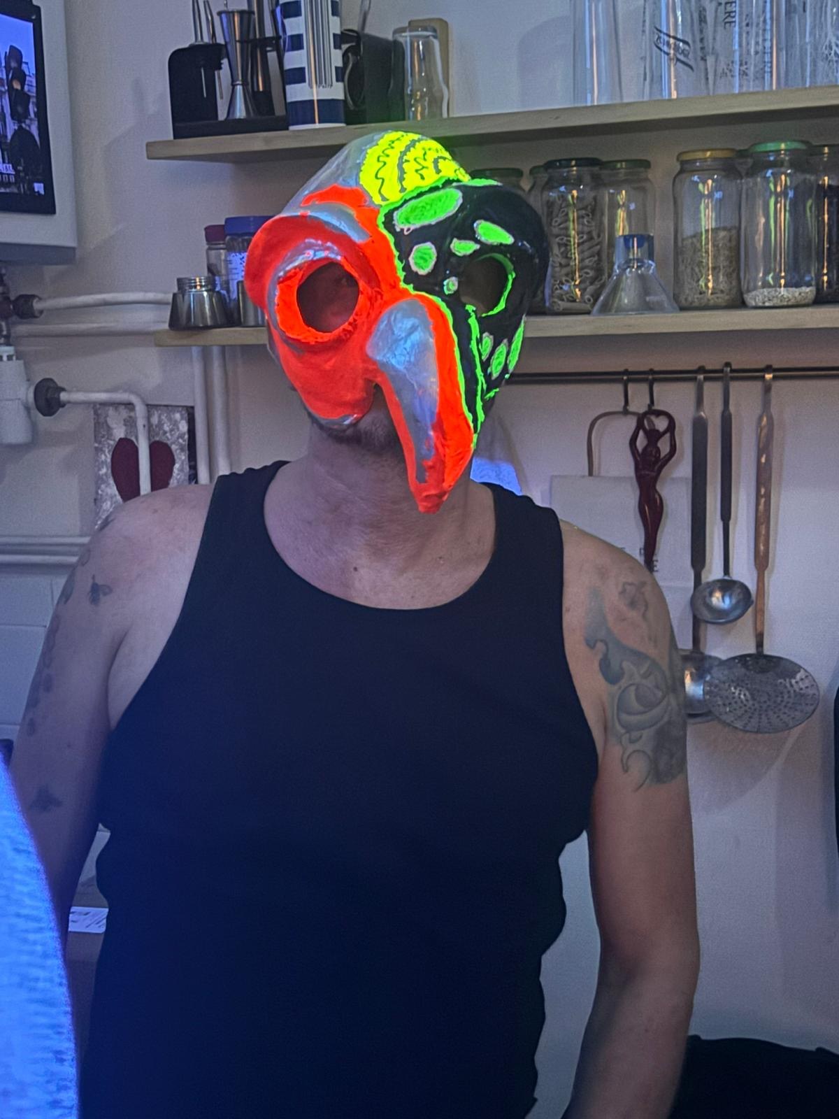 Portrait au masque fluorescent