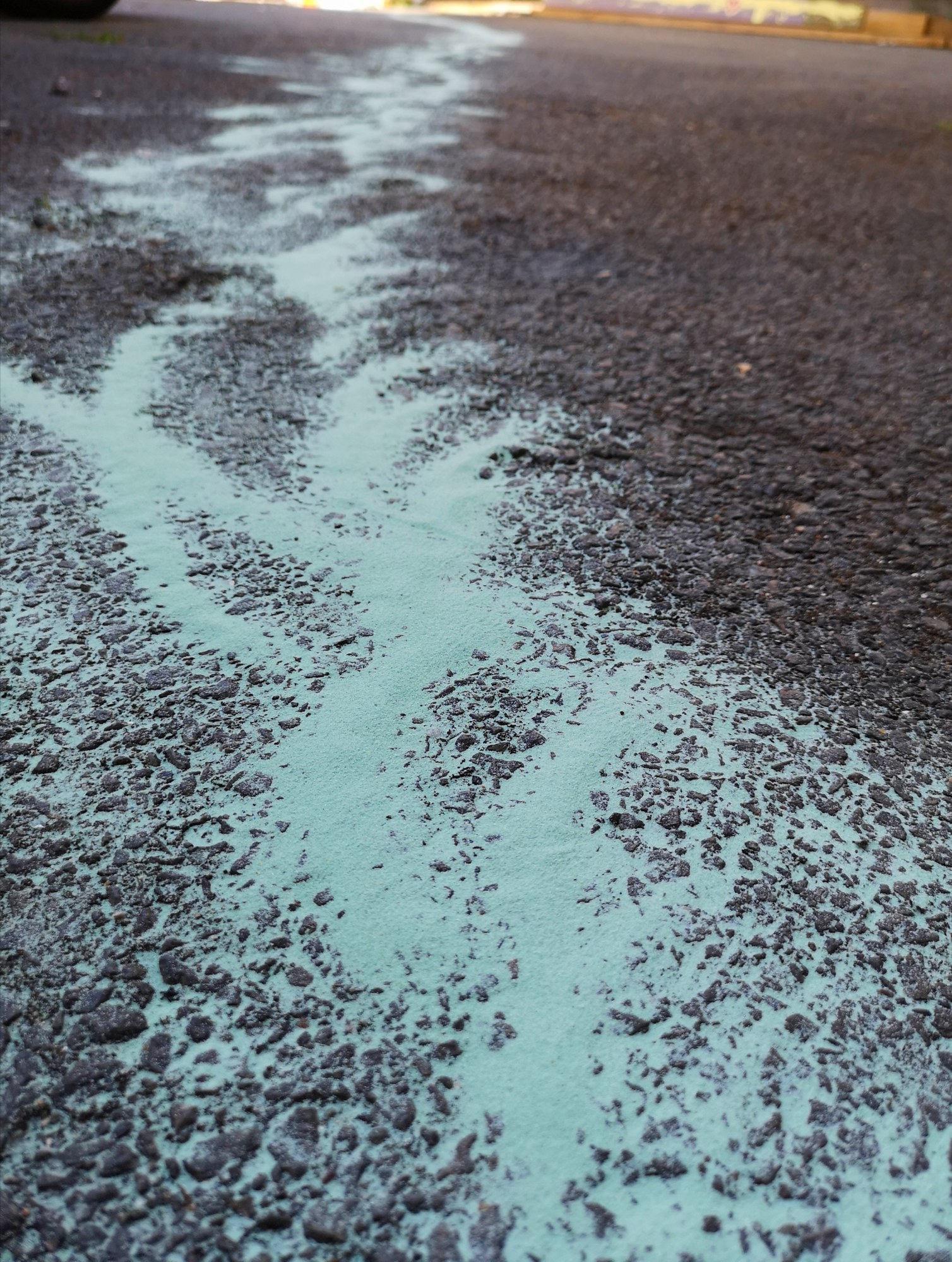 La ligne de sable vert au ras du sol — Don du tapis rouge, Bagnolet, 29 septembre 2018
