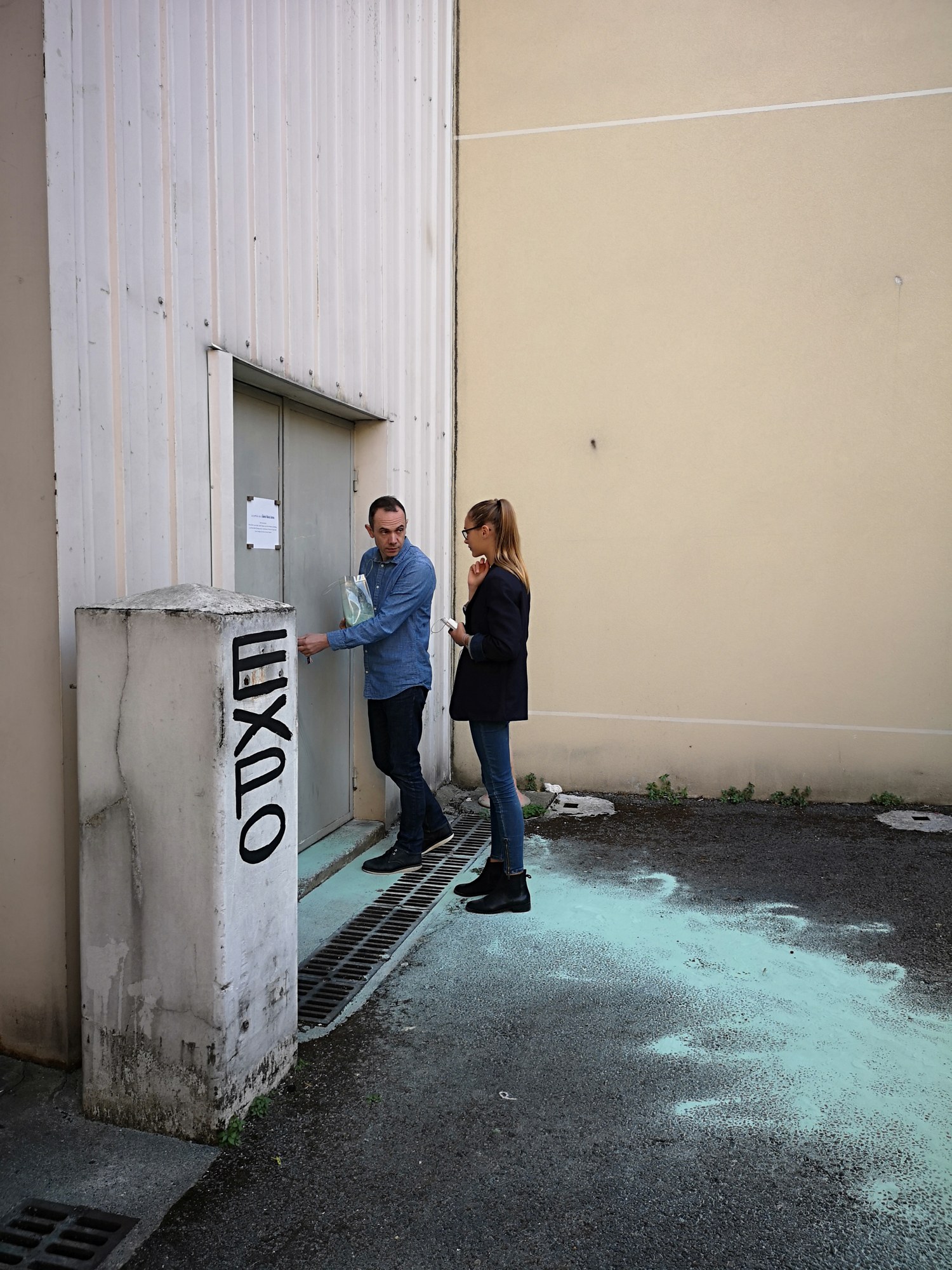 La performance devant l’entrée de l’exposition — Don du tapis rouge, Bagnolet, 29 septembre 2018