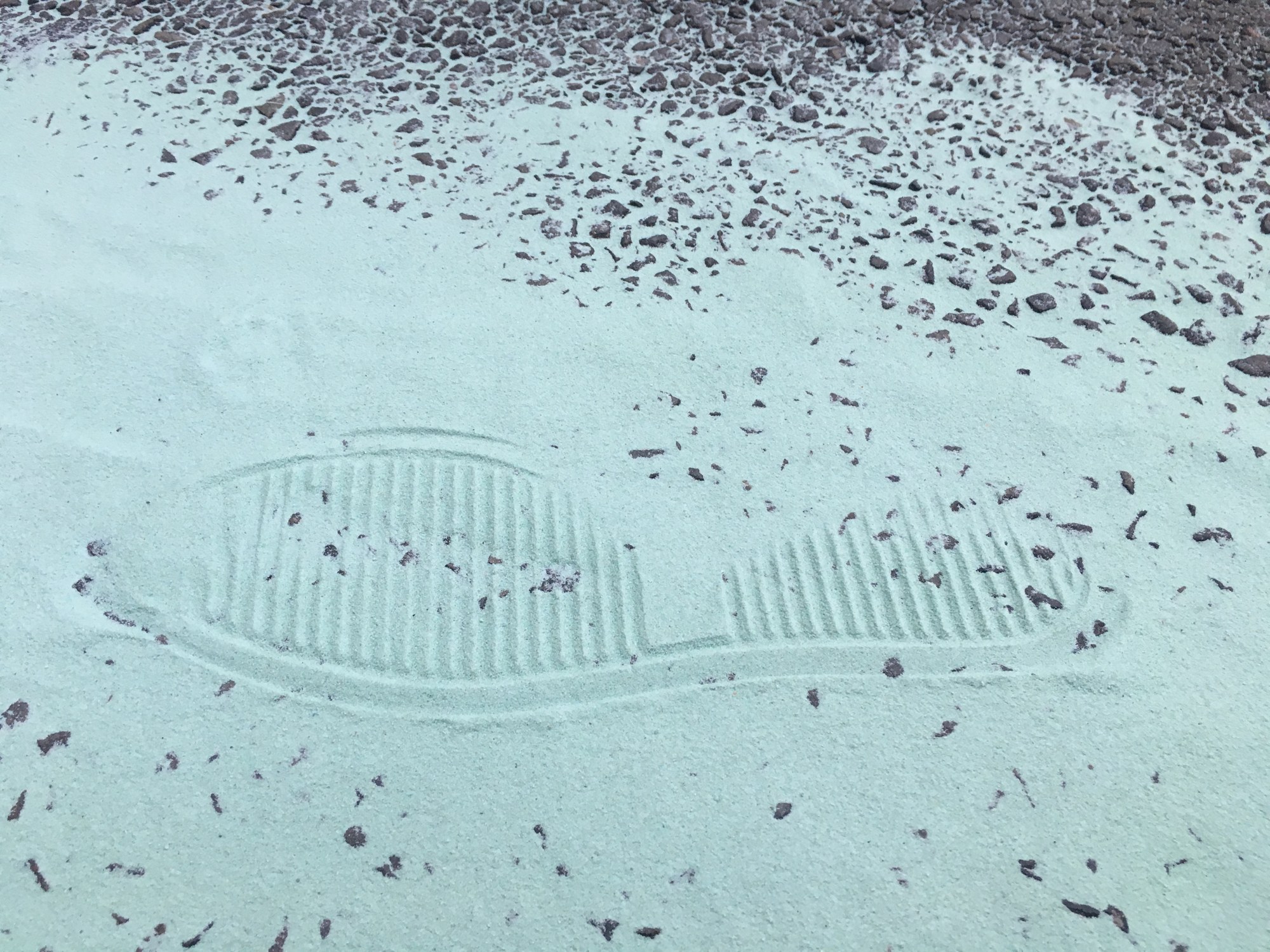 Détail d’une empreinte dans le sable vert — Don du tapis rouge, Bagnolet, 2018