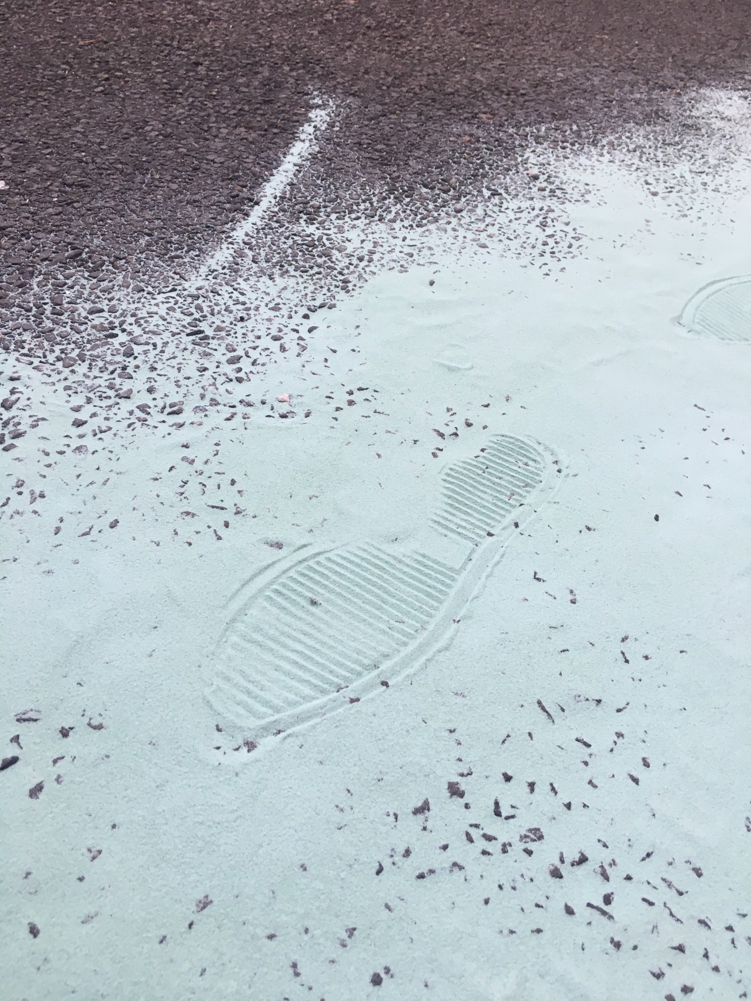 Traces de passage dans le sable vert — Don du tapis rouge, Bagnolet, 2018