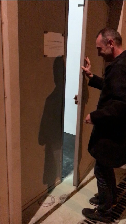 Don du tapis rouge — la performance au seuil de l’exposition