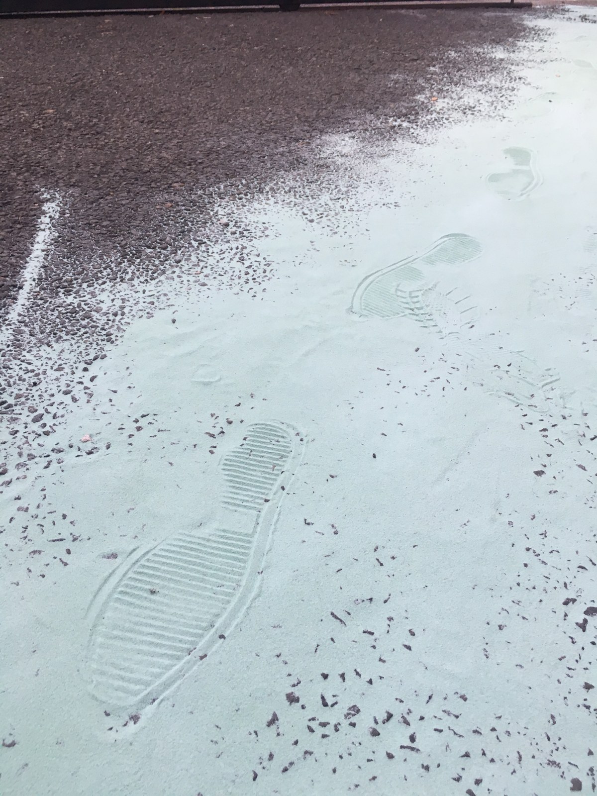Détail de la ligne de sable vert et des traces de passage