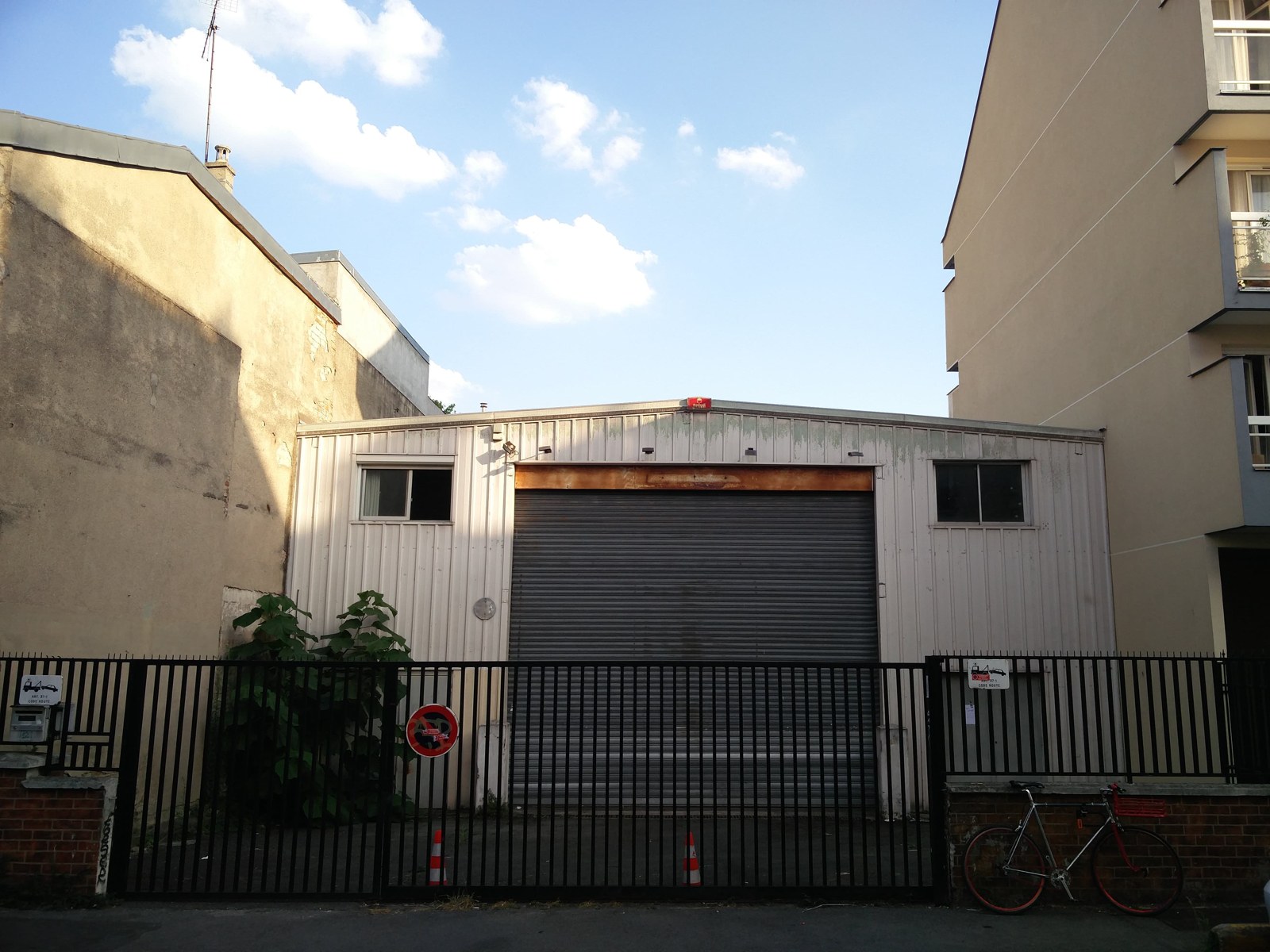 Façade et portail d’En gare !