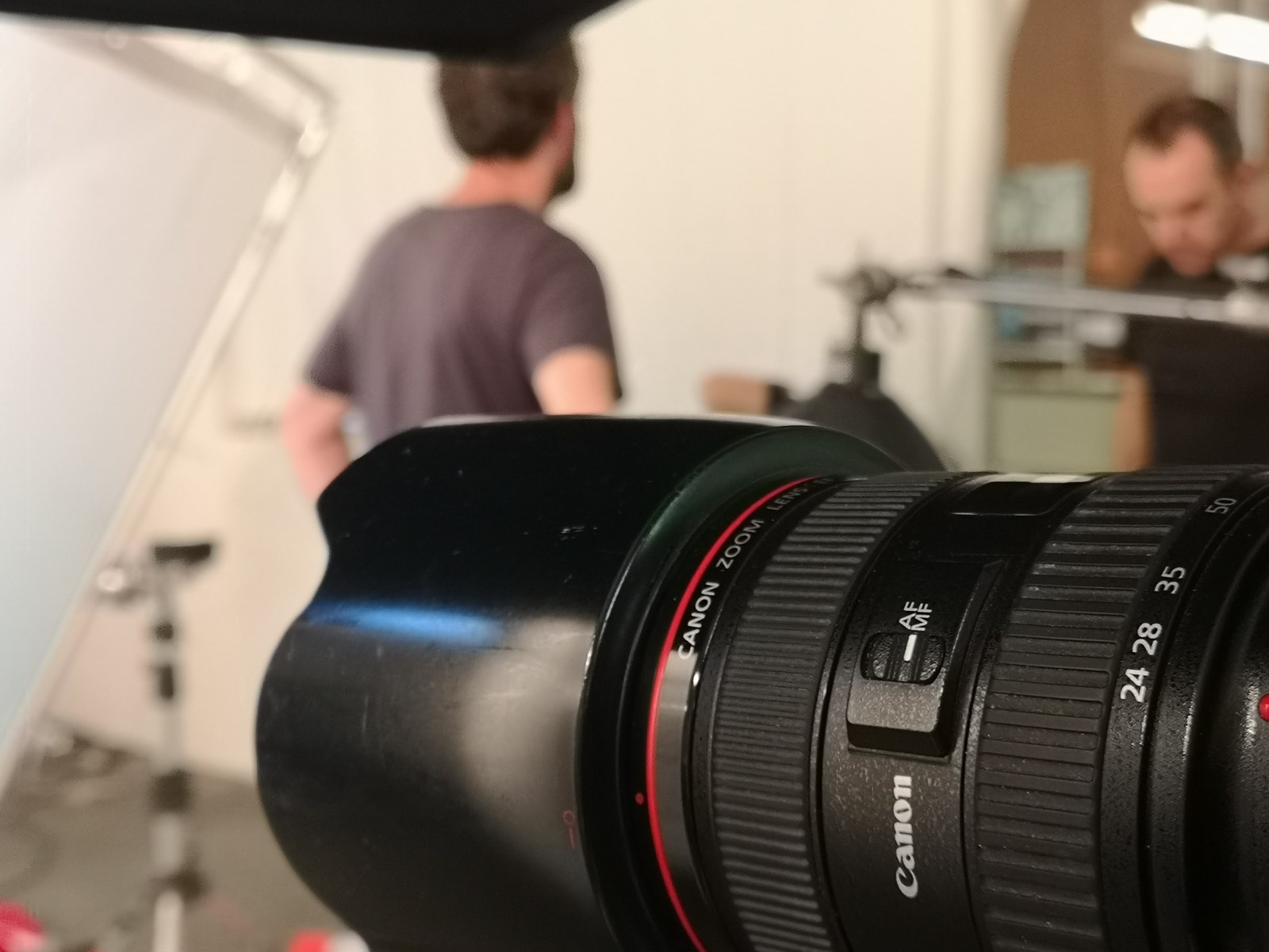 Studio photo — appareil photo au premier plan, préparation de la séance