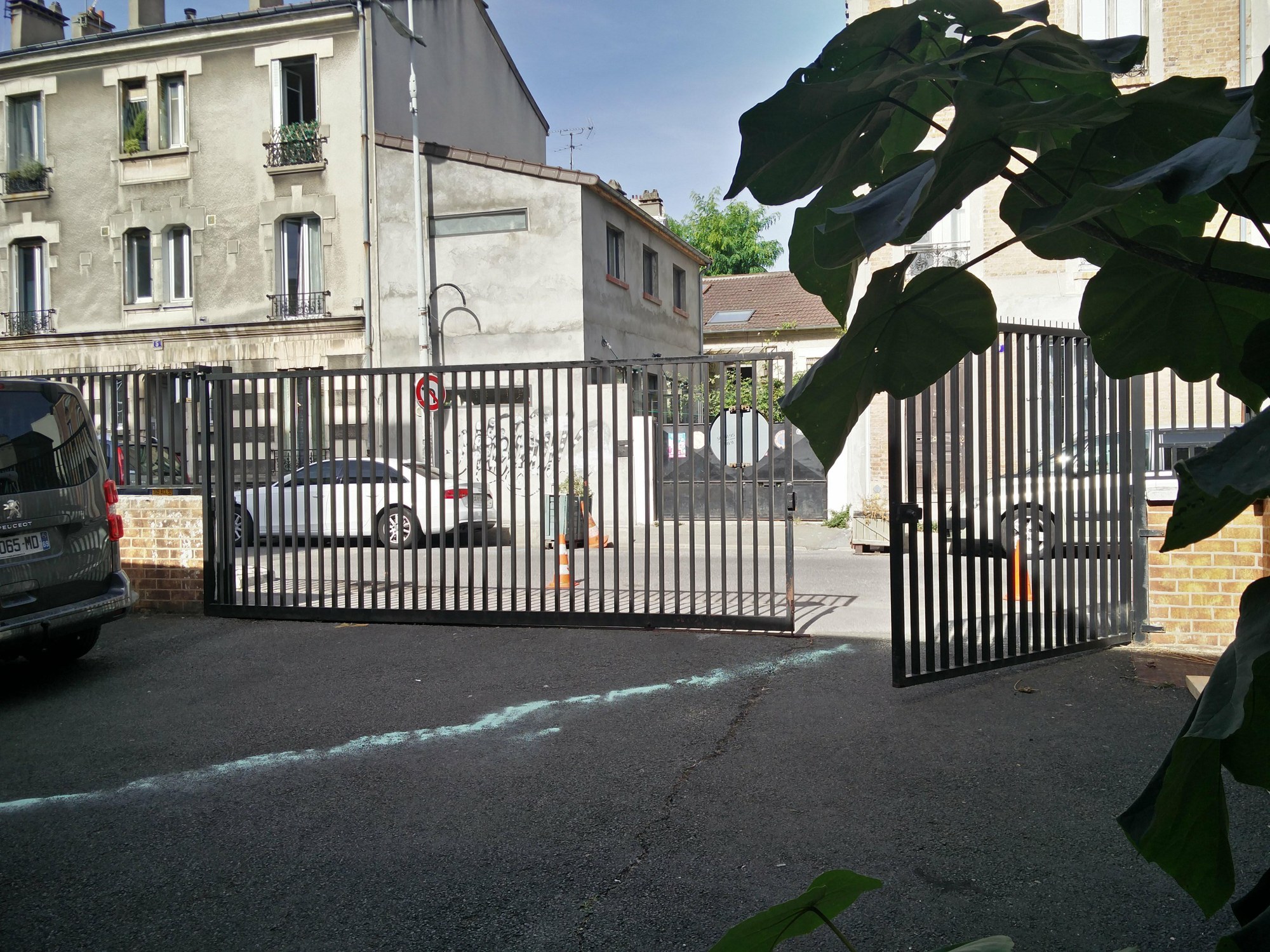 En gare ! — vue de la cour vers la rue, 29 septembre 2018