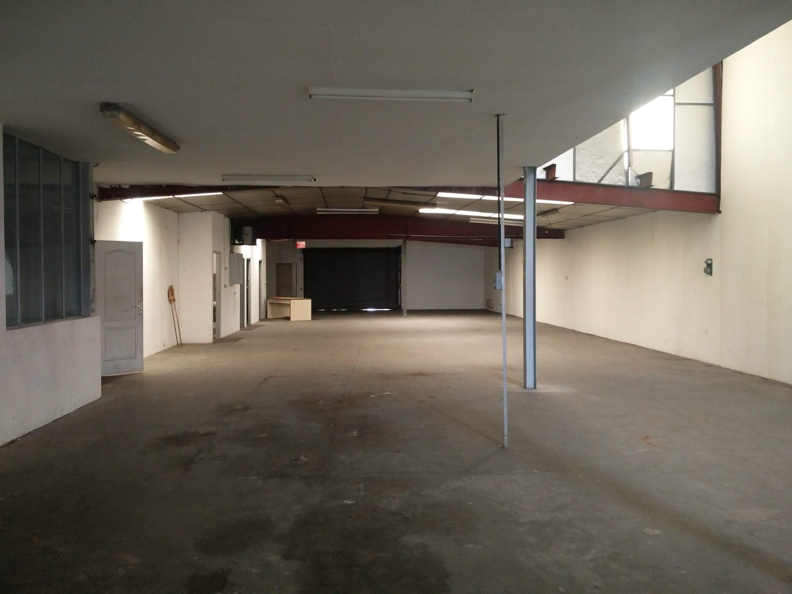 En gare ! — vue du hangar vide