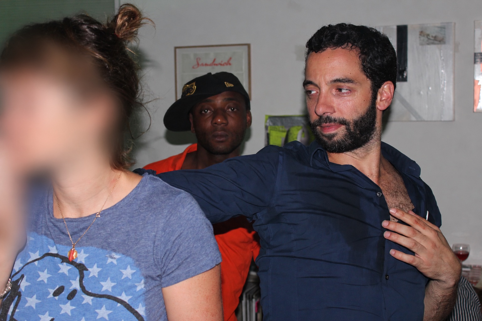 Soirée à La GAD après un vernissage, personne au premier plan floutée