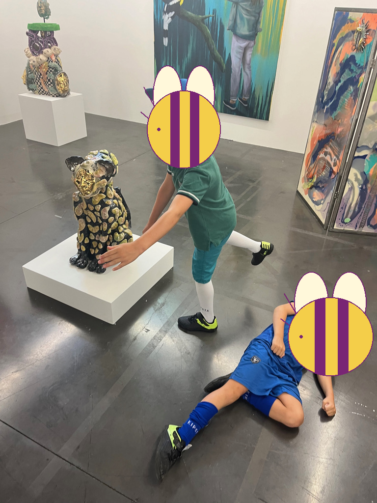 Visite d’exposition ou rencontre artistique — visage masqué par une abeille