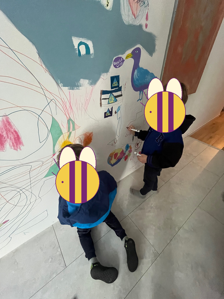 Atelier d’arts plastiques et réalisation originale — visage masqué par une abeille