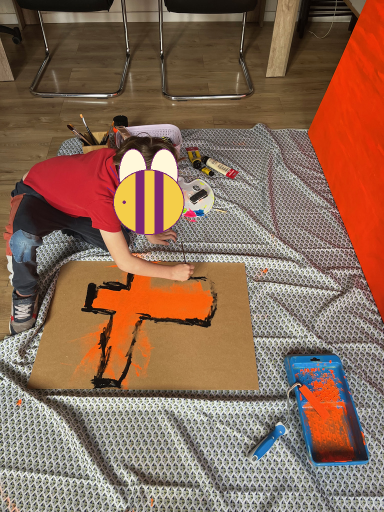 Atelier d’arts plastiques et réalisation originale — visage masqué par une abeille