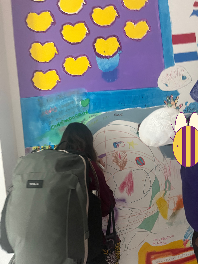 Visite d’exposition ou rencontre artistique — visage masqué par une abeille
