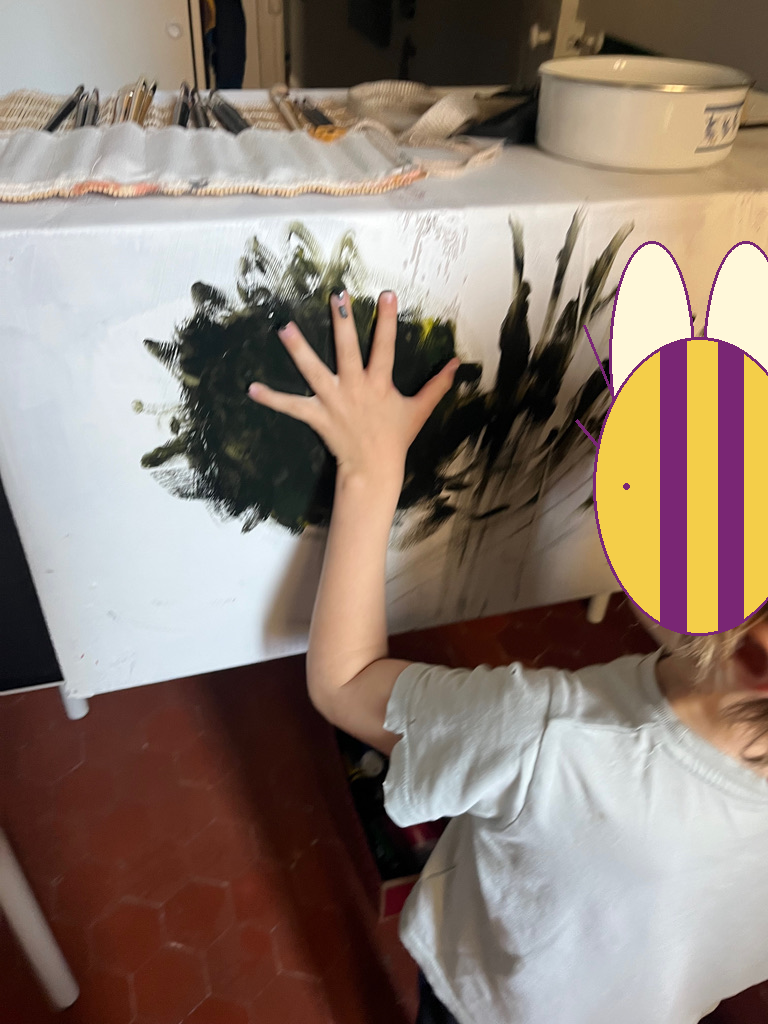 Atelier d’arts plastiques et réalisation originale — visage masqué par une abeille