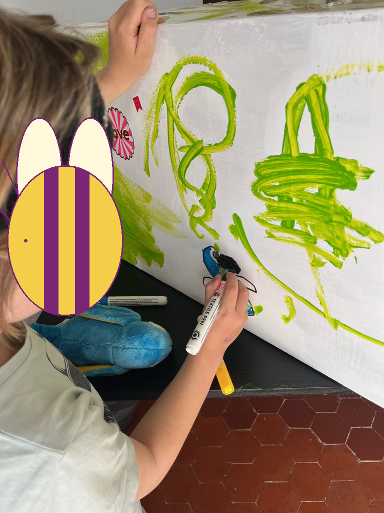 Atelier d’arts plastiques et réalisation originale — visage masqué par une abeille
