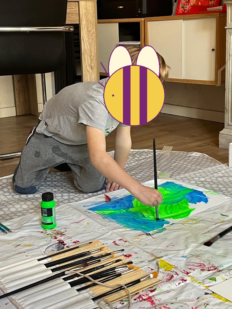 Enfant en atelier de peinture — visage masqué