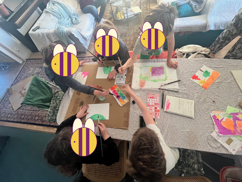 Atelier collectif de l’association, visages protégés
