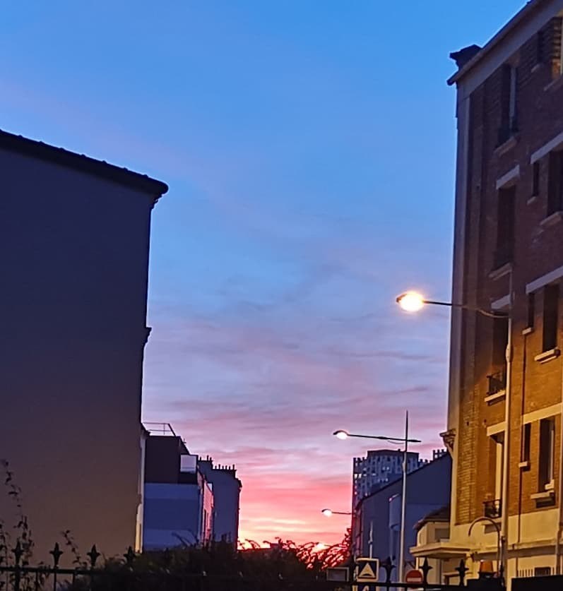 La rue au crépuscule