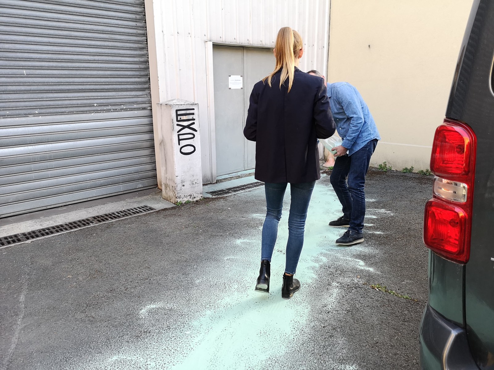 Arnaud Deschin — Don du tapis rouge, performance pour la Galerie Valeria Cetraro