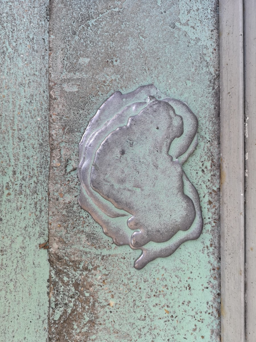 Détail du seuil d’En gare !