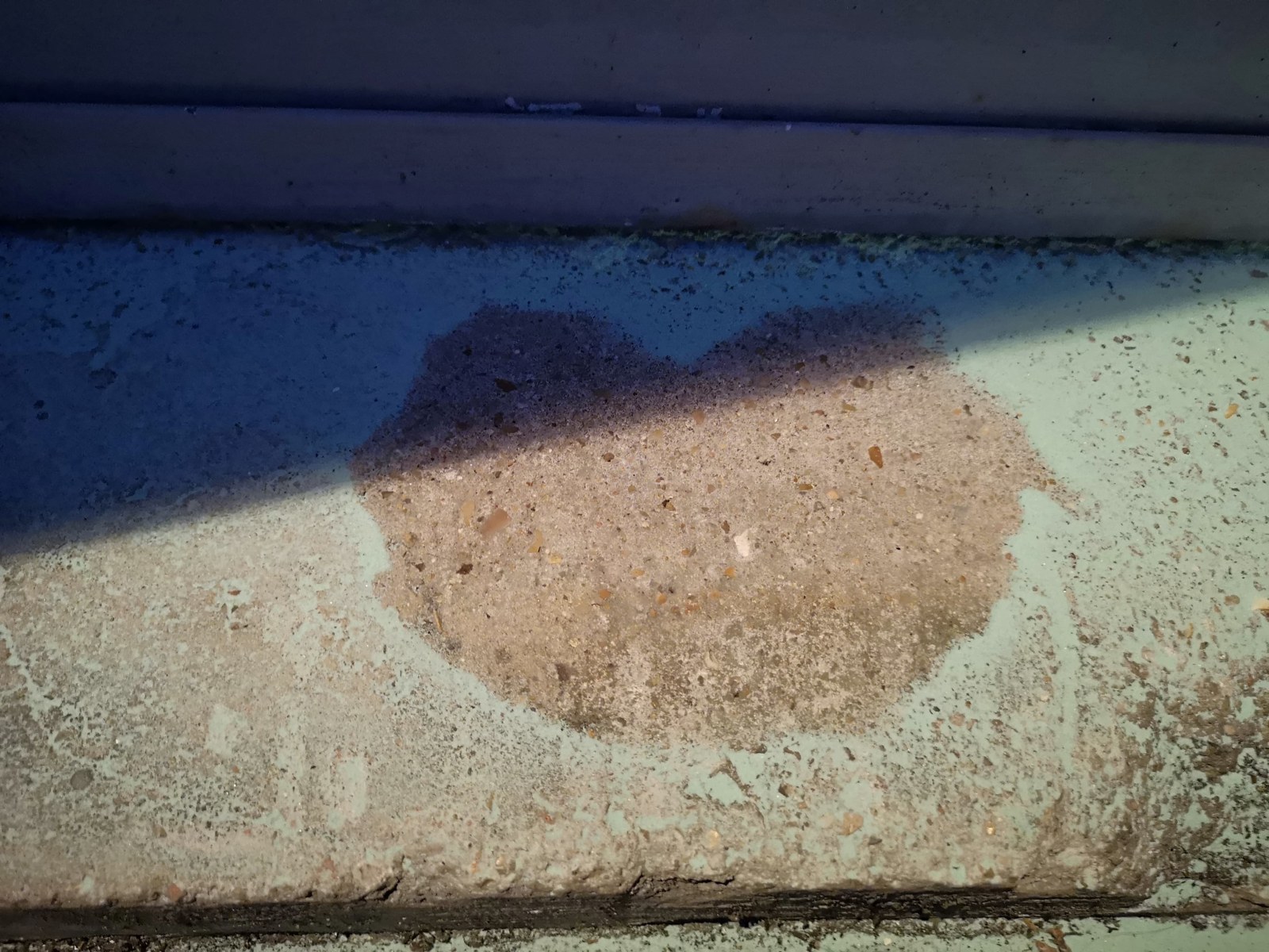 Détail du seuil d’En gare !