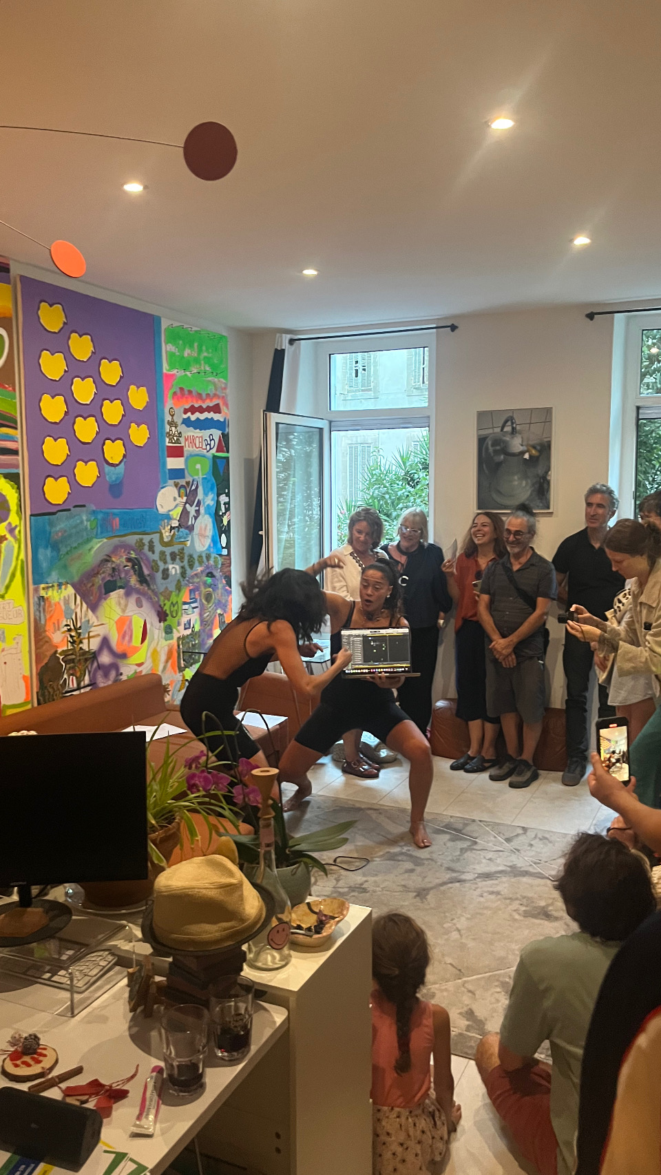 Collection ADDB : performance invitée au premier plan et grandes peintures collectives au mur